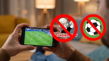 Manos sosteniendo un celular con un partido de fútbol. Dos símbolos rojos de prohibición superpuestos, uno sobre un árbitro caricatura y el otro sobre un balón.