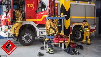 Los bomberos de Alicante rescatan a personas en tejados y coches: suman 65 intervenciones durante la noche por la dana