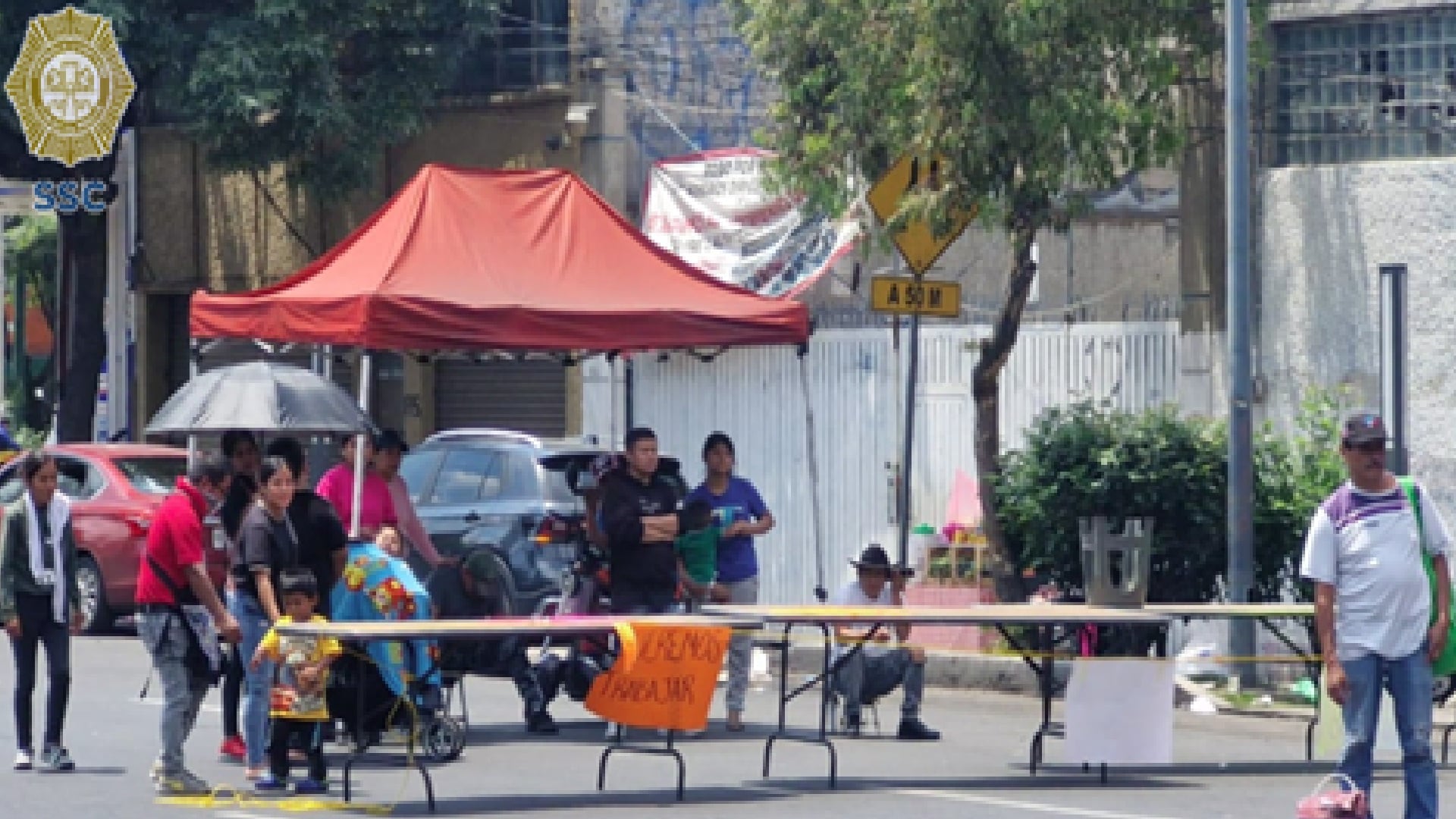 Manifestantes en Calzada de la Viga, alcaldía Cuauhtémoc (@OVIALCDMX/X)