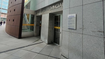 Fiscalía pide más de 9 años de cárcel para un padre y un hijo por intentar matar a un hombre en Langreo en 2024