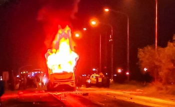 Con su camión atropelló y mató a un motociclista: los vecinos se robaron toda la mercadería e incendiaron el vehículo - Image 3