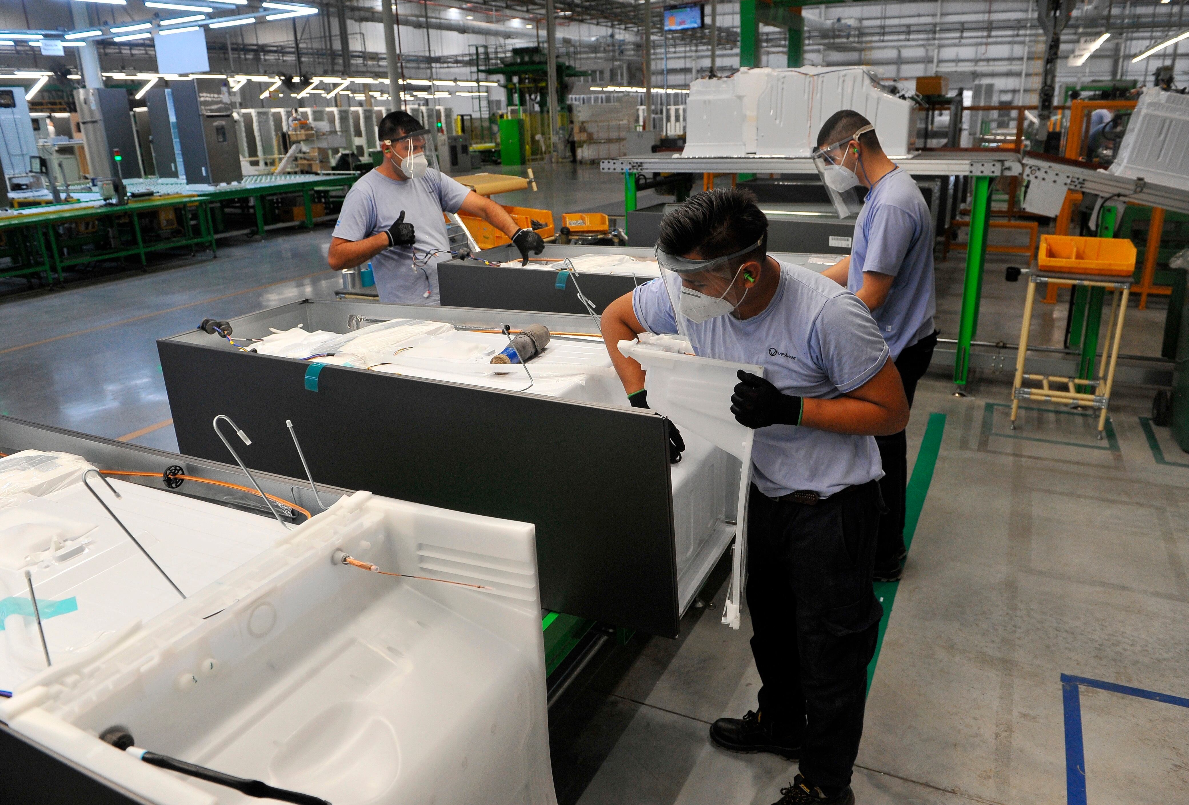 La industria manufacturera, con un alza del 55,1 %, fue el sector económico argentino de mayor incidencia positiva en el nivel general de la actividad económica en abril. EFE/ Enrique García/Archivo