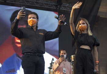 MONTERREY, NUEVO LEÓN, 07JUNIO2021.- Samuel García, virtual gobernador de Nuevo León por Movimiento Ciudadano y su esposa; Mariana Rodríguez, celebraron el triunfo de las elecciones en la Macroplaza, donde convocaron a un evento de música en vivo.
FOTO: GABRIELA PÉREZ MONTIEL / CUARTOSCURO.COM