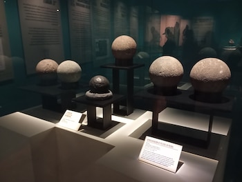Las pelotas de hule encontradas en el sitio arqueológico de El Manatí, Veracruz, fueron elaboradas por los olmecas hace más de 3 mil años y depositadas como ofrendas en un manantial considerado sagrado