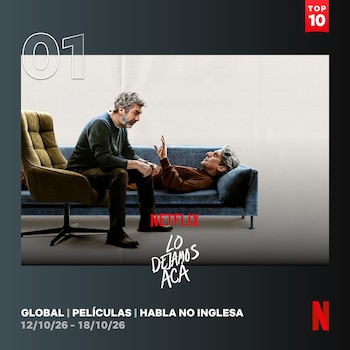 Ricardo Darín sentado en un sillón junto a Diego Peretti recostado en un sofá azul, con el número uno y el logotipo de Netflix
