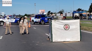 Policía Científica realizó pericias en el sector donde un Volkswagen Vento embistió al menor que cruzaba la calzada junto a otros tres chicos (Fuente: ElDoce.tv)