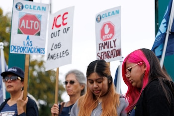 Jaslyn Hernandez y Kimberly Hernandez, hijas de un trabajador de un lavadero de autos detenido por el ICE, hablan con los medios de comunicación desde el lavadero de autos Culver City Express, donde fue detenido, en Culver City, California, EE. UU., el 11 de junio de 2025. REUTERS/Mike Blake