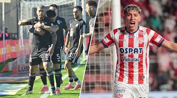 Varios futbolistas con uniforme negro se abrazan en el lado izquierdo y un jugador con camiseta de rayas rojas y blancas grita a la derecha.