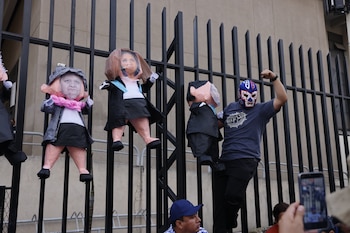 Manifestaciones, pancartas y piñatas protagonizaron la concentración frente al Ministerio Público como rechazo al periodo de impunidad atribuido a Consuelo Porras. (Cortesía: Diario De Centro América)