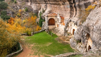 La mayor cueva turística de España esconde un mundo bajo tierra con 110 km de galerías, ríos y una ermita única