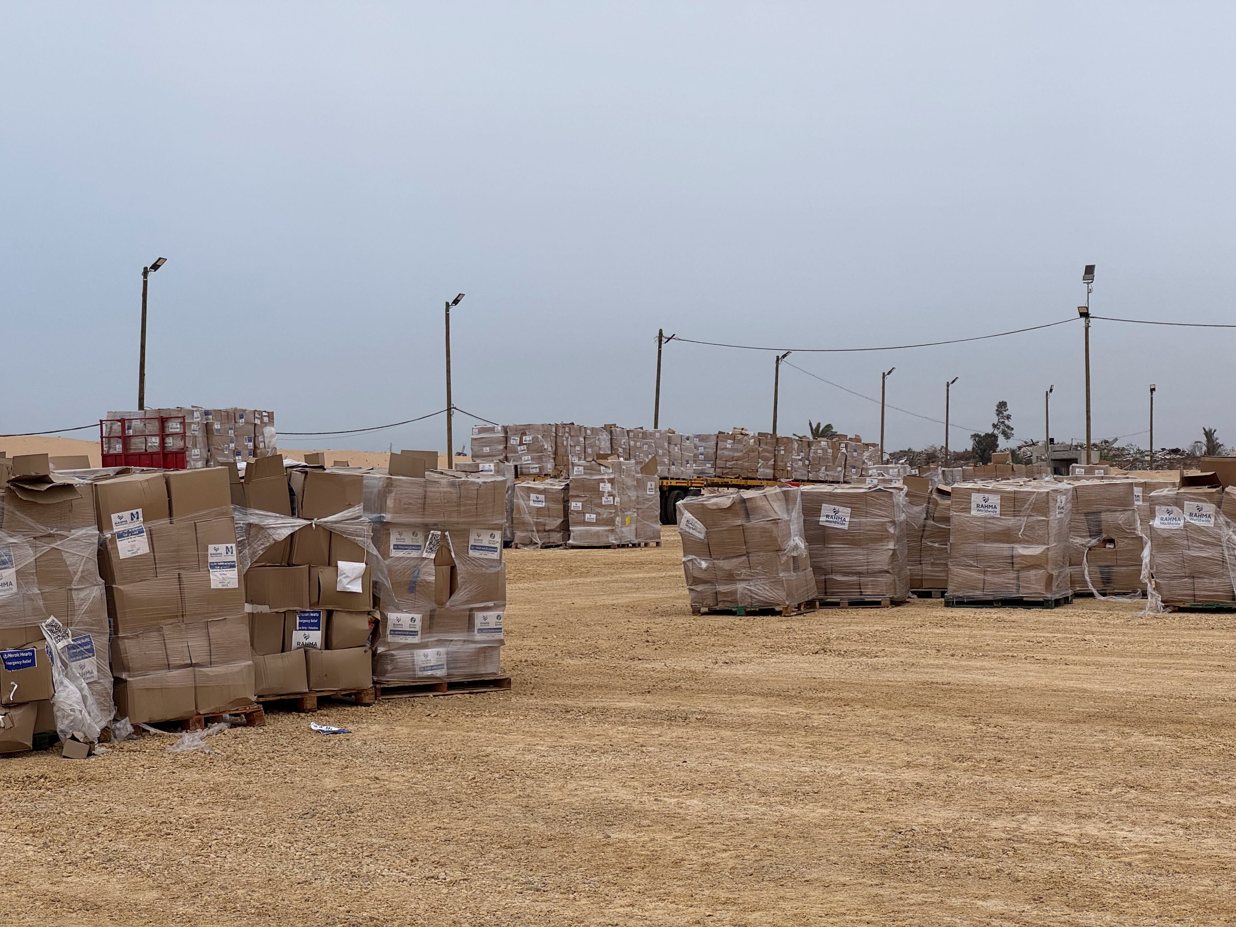 Cajas de ayuda apiladas mientras la Fundación Humanitaria de Gaza anunciaba el inicio de las operaciones para comenzar la distribución de ayuda en Rafah, en el sur de la Franja de Gaza, el 26 de mayo de 2025 (REUTERS)