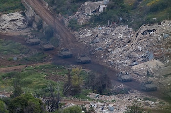 - Tropas israelíes realizan maniobras en el lado libanés de la frontera, vistas desde la Alta Galilea, en el norte de Israel, este lunes, en medio de un alto el fuego entre Israel y el Líbano
EFE/ Atef Safadi