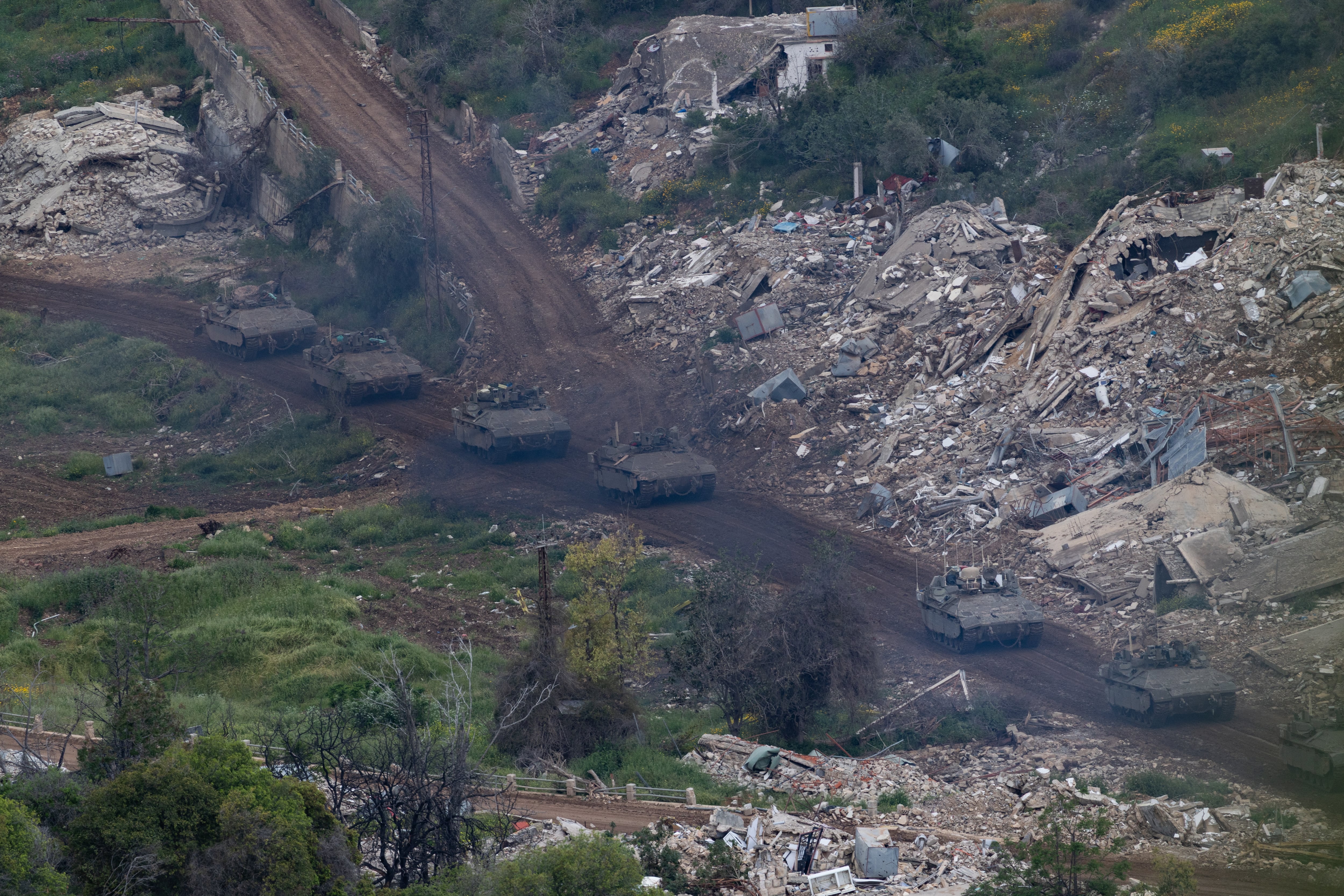 - Tropas israelíes realizan maniobras en el lado libanés de la frontera, vistas desde la Alta Galilea, en el norte de Israel, este lunes, en medio de un alto el fuego entre Israel y el Líbano
EFE/ Atef Safadi