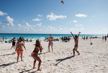 Algunas personas se divierten en