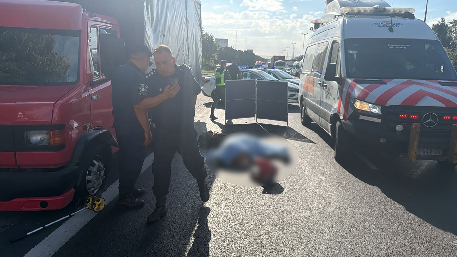 El accidente en Panamericana involucró una motocicleta Zanella ZT 150 y un camión Mercedes Benz 710 detenido por desperfectos mecánicos bajo la jurisdicción de la Comisaría Tigre 3ra