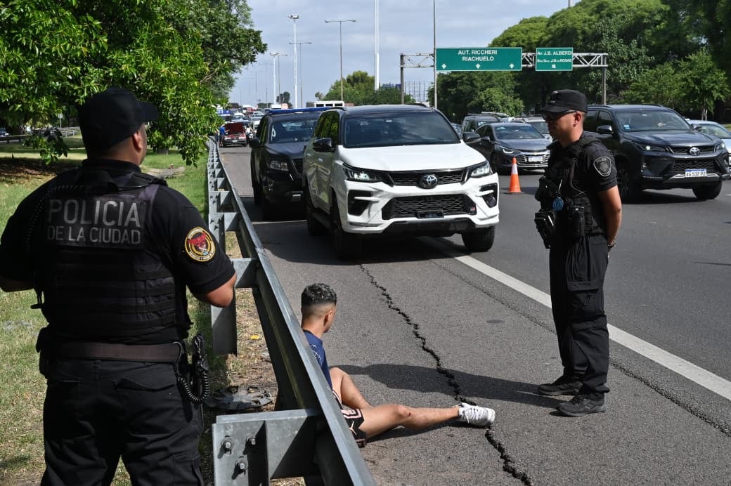 La Policía desplegó un seguimiento controlado sobre la General Paz, coordinando cortes preventivos en los accesos