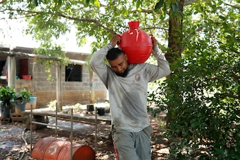 Un hombre utiliza un cántaro para almacenar agua este martes, en Nueva Concepción (El Salvador). EFE/Rodrigo Sura