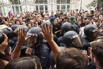 Decenas de personas paralizan la ejecución de un desahucio en la calle Navas de Tolosa de Madrid. (Víctor Fernández / Europa Press)