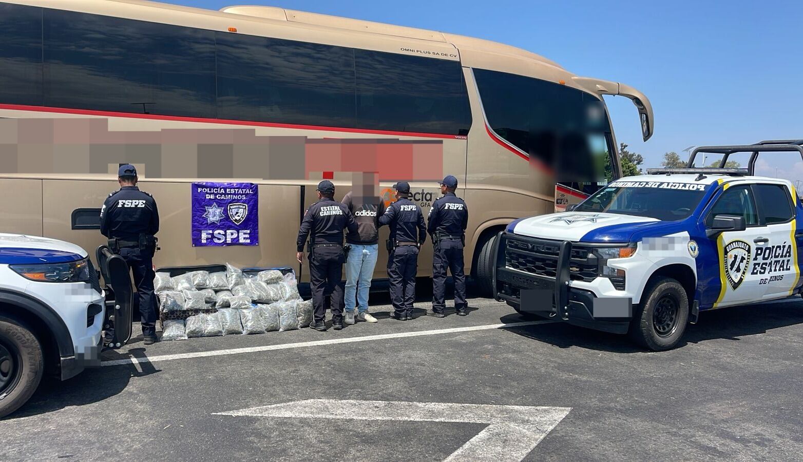 Agentes de la Policía Estatal de Caminos decomisaron los paquetes de drogas y detuvieron al hombre ((X/@MauroGonzalezMa))