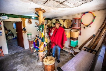 El pingullo, una flauta vertical de pico con tres orificios de digitación, dos frontales y uno posterior, es un instrumento musical aerófono de origen andino similar a una flauta. (Ministerio de Turismo)