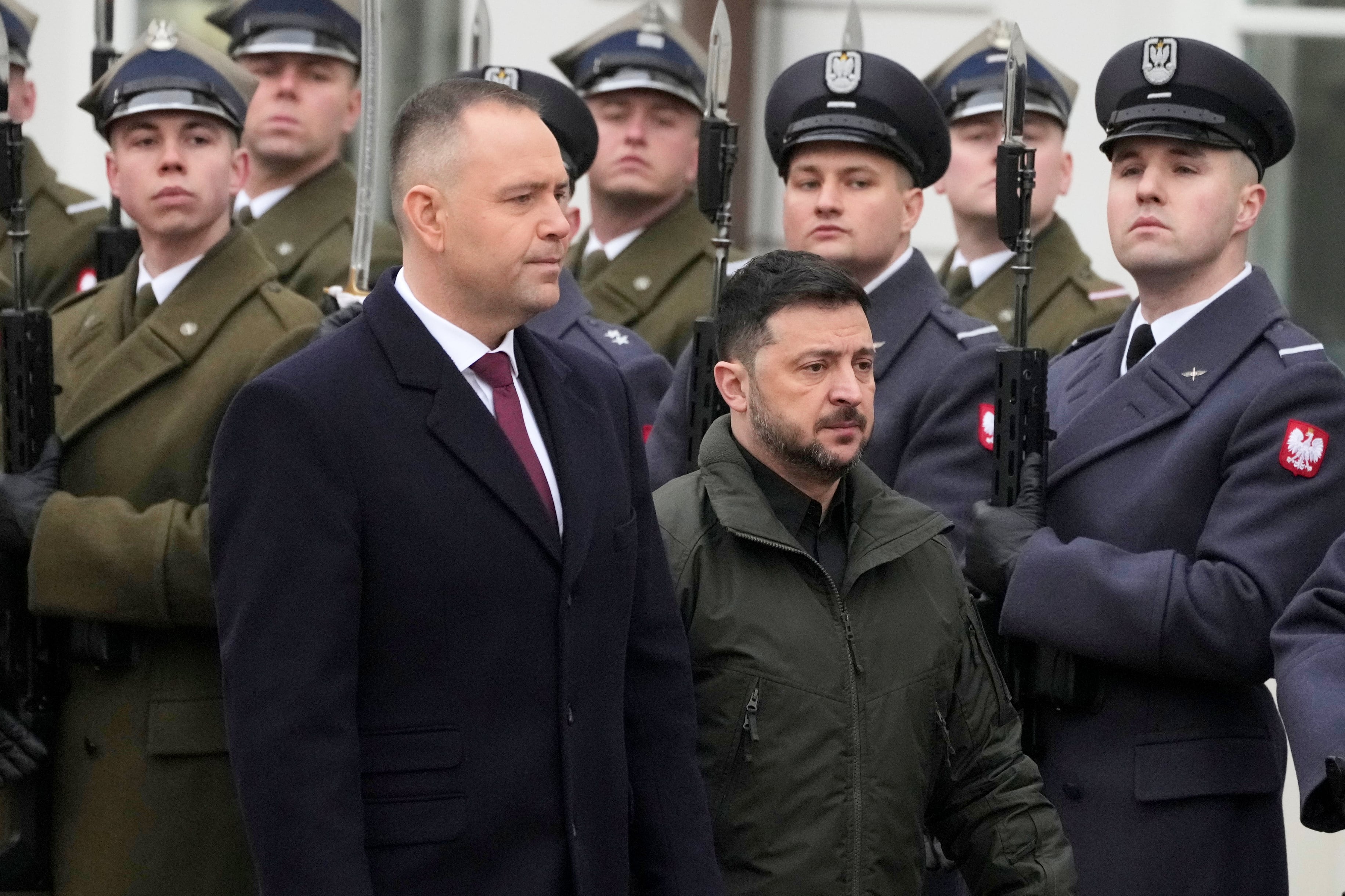 El presidente de Polonia, Karol Nawrocki (izquierda), y el de Ucrania, Volodimir Zelensky, durante una ceremonia de bienvenida antes de su reunión en el Palacio Presidencial de Varsovia, Polonia. (AP Foto/Czarek Sokolowski)