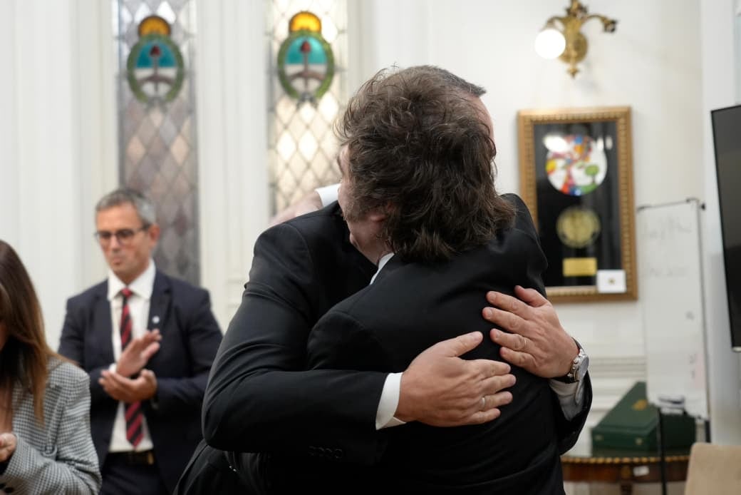 El enfoque sobre la exposición mediática de la vida privada de Adorni refuerza el clima de crisis y la atención sobre la transparencia gubernamental Créditos: Cámara de Diputados