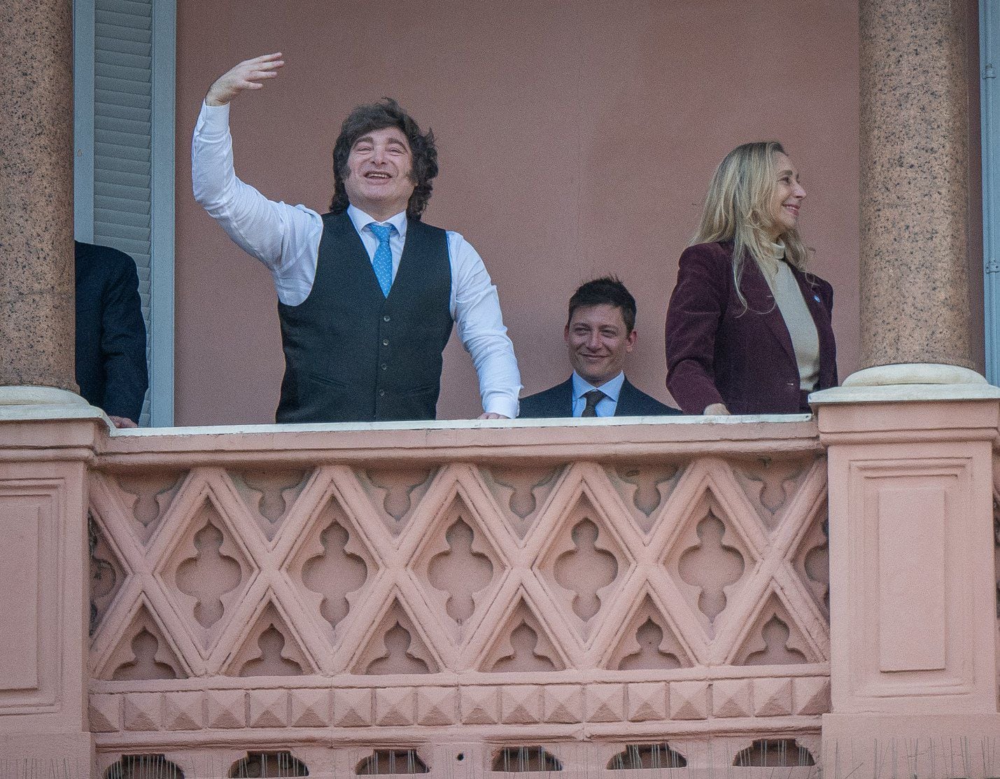 En el balcón de Casa Rosada. El Presidente, Santiago Caputo y Karina Milei