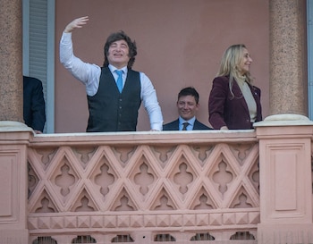 En el balcón de Casa Rosada. El Presidente, Santiago Caputo y Karina Milei