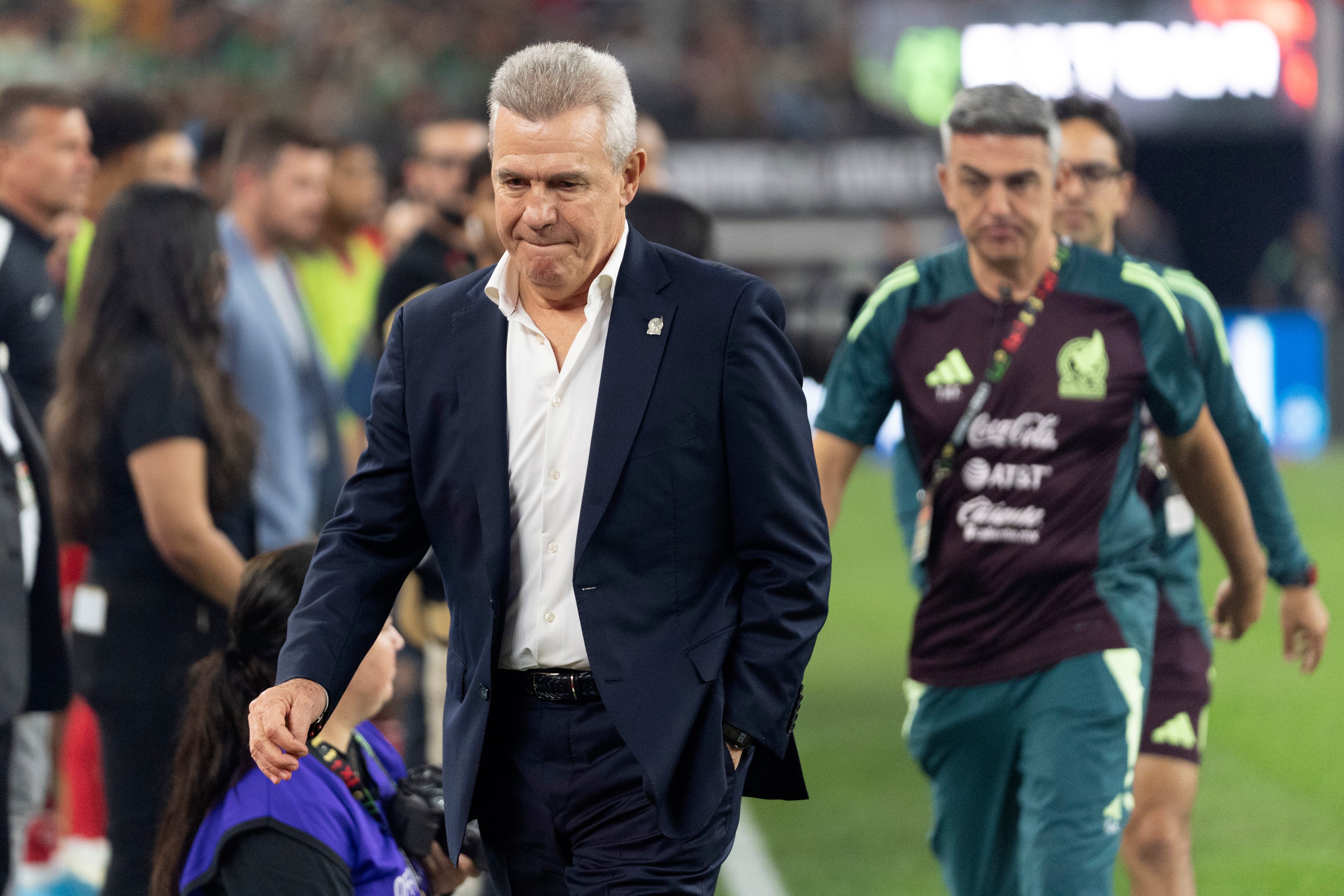 El técnico de la selección mexicana Javier Aguirre llega al banquillo para un partido amistoso ante Canadá, el martes 10 de septiembre de 2024 en Arlington, Texas. (AP foto/Tony Gutiérrez)
