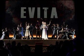 Bailarines en la premiere de