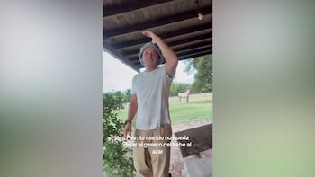 Hombre corriendo por un campo abierto celebrando la noticia de que será padre de un varón