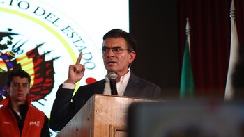 Paz cancela su viaje al