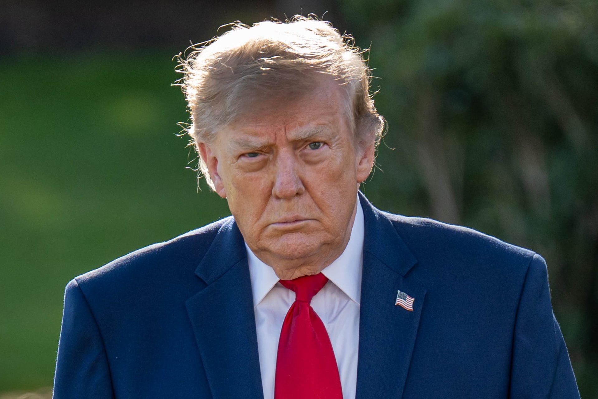 Trump califica de "desgracia total" a LeBron James por su actitud durante el himno estadounidense