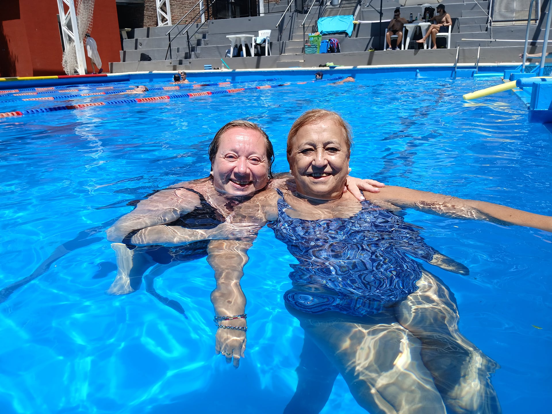 Mavi y Alicia disfrutan la actividad que combina ejercicio y diversión.