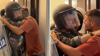 Un hombre se abrazó llorando