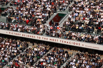 Roland Garros y un cartel que lo dice todo: "La victoria pertenece al más tenaz" (Fuente: REUTERS/Denis Balibouse)