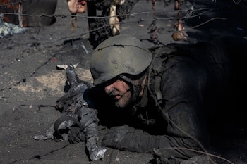 Un militar ucraniano de las Fuerzas de Asalto Aéreo participa en un entrenamiento para obtener la boina granate (de color burdeos oscuro) en un lugar no revelado, el 14 de agosto de 2026, en medio de la invasión rusa de Ucrania (Tetiana Dzhafarova/AFP)
