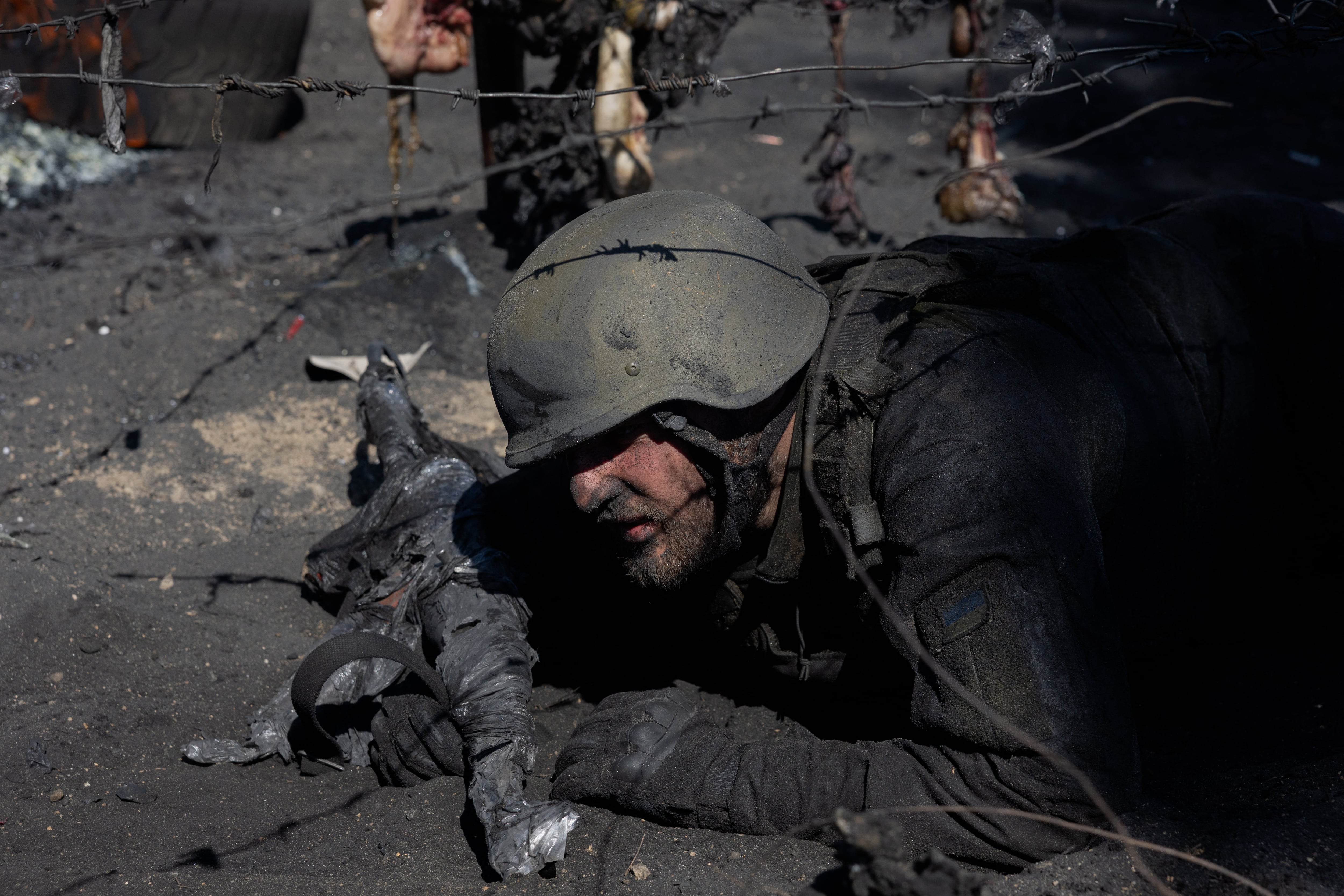 Un militar ucraniano de las Fuerzas de Asalto Aéreo participa en un entrenamiento para obtener la boina granate (de color burdeos oscuro) en un lugar no revelado, el 14 de agosto de 2026, en medio de la invasión rusa de Ucrania (Tetiana Dzhafarova/AFP)
