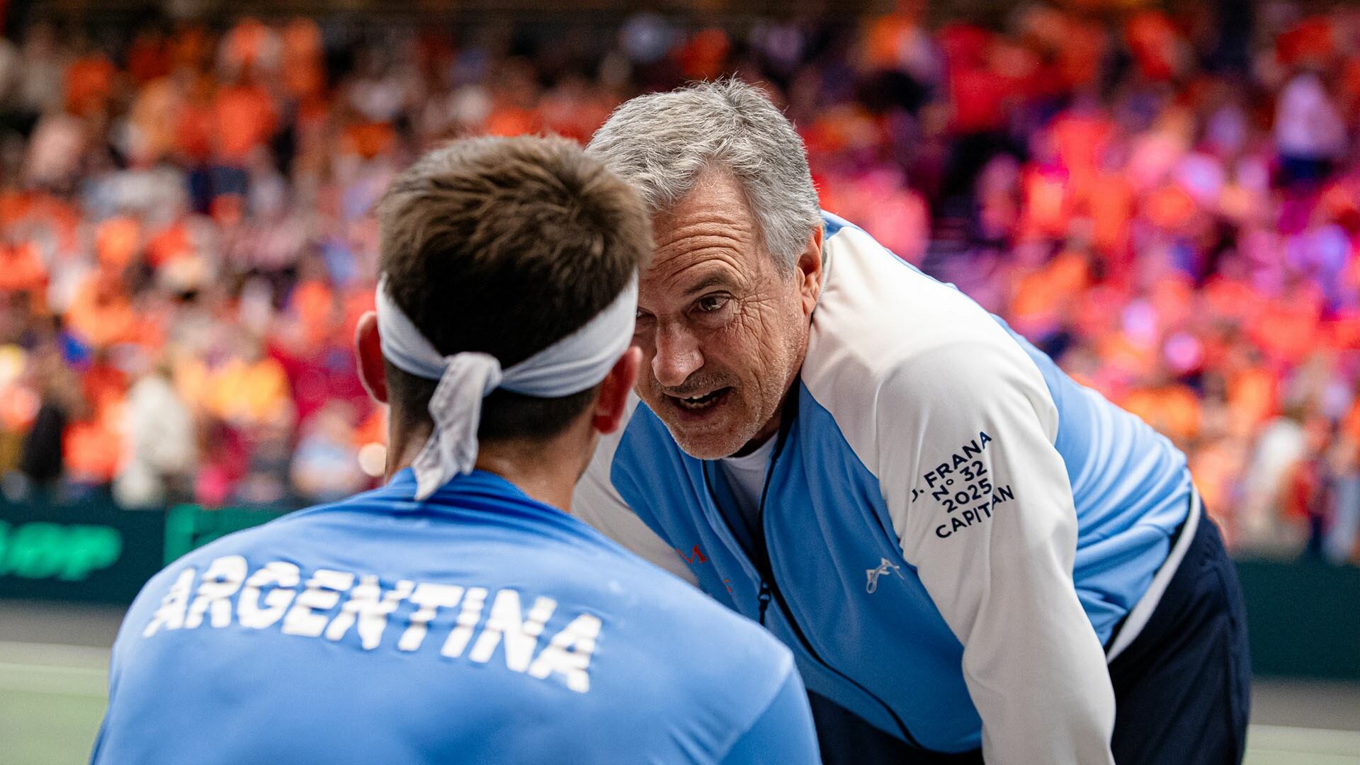 Tomás Etcheverry recibe las indicaciones de Javier Frana durante el partido ante De Jong (Foto: Omar Rasjido / Prensa AAT)