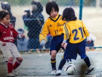 La pequeña Ichika la pisa
