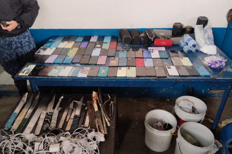 Teléfonos, licor y hasta parlantes fueron encontrados en las celdas de más de 20.000 presos - crédito Infobae Colombia