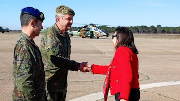 Robles visita el Batallón de