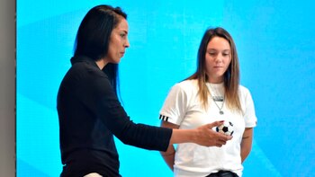 Las futbolistas de la selección mayor Vanina Correa y Milagros Menéndez participaron del sorteo del fixture (Prensa AFA)