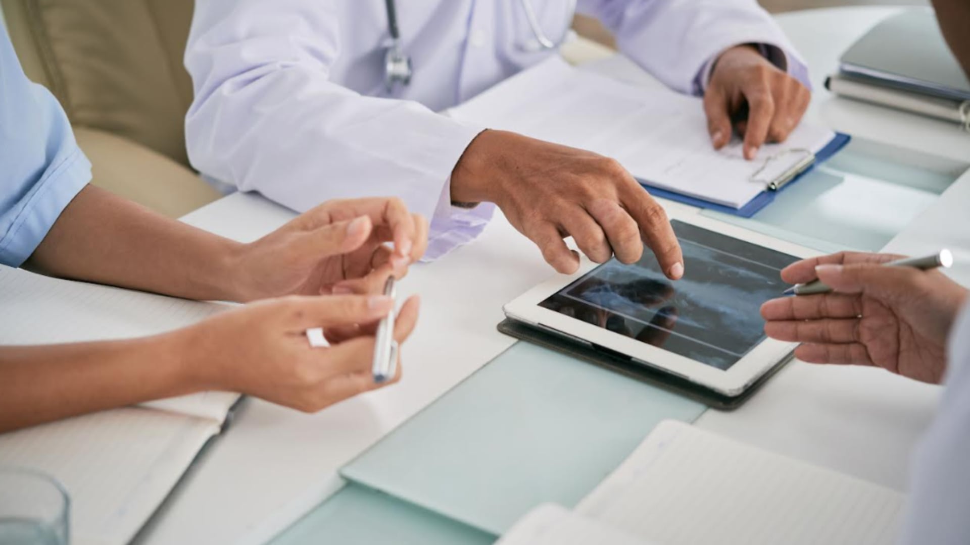 Según relevamientos internacionales, más del 80% de los desarrolladores que utilizan IA considera que estas herramientas mejoraron su productividad (Imagen ilustrativa)