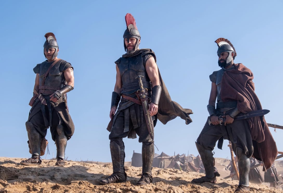 La película presenta a Odiseo como un héroe y un asesino, y su regreso convierte la violencia de Troya en una metáfora política.