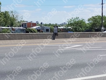 Aseguró que un pozo en la autopista le rompió dos ruedas, fue a la Justicia y perdió: la falla que hizo caer su demanda