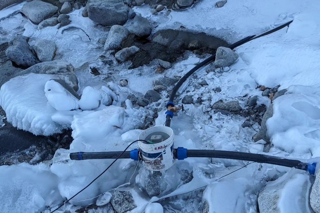 Una tubería enterrada une un punto elevado del río con las afueras del poblado, y la presión generada permite que el líquido salga como una fuente y se congele en el aire (@icestupaproject)
