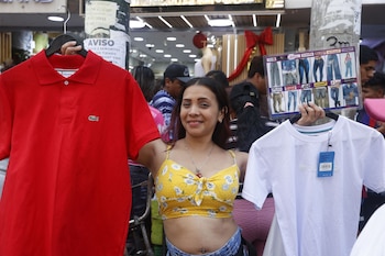 La estrategia articula la liquidación de la temporada saliente con la incorporación de prendas ligeras de entretiempo.