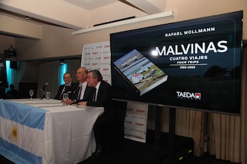 El último lanzamiento malvinero de la editorial Taeda es "Malvinas, cuatro viajes", un compilado de fotografías de Rafael Wollman, que reflejan su trabajo a lo largo de cuatro décadas en relación a nuestras Islas (Foto: Martín Gallino)