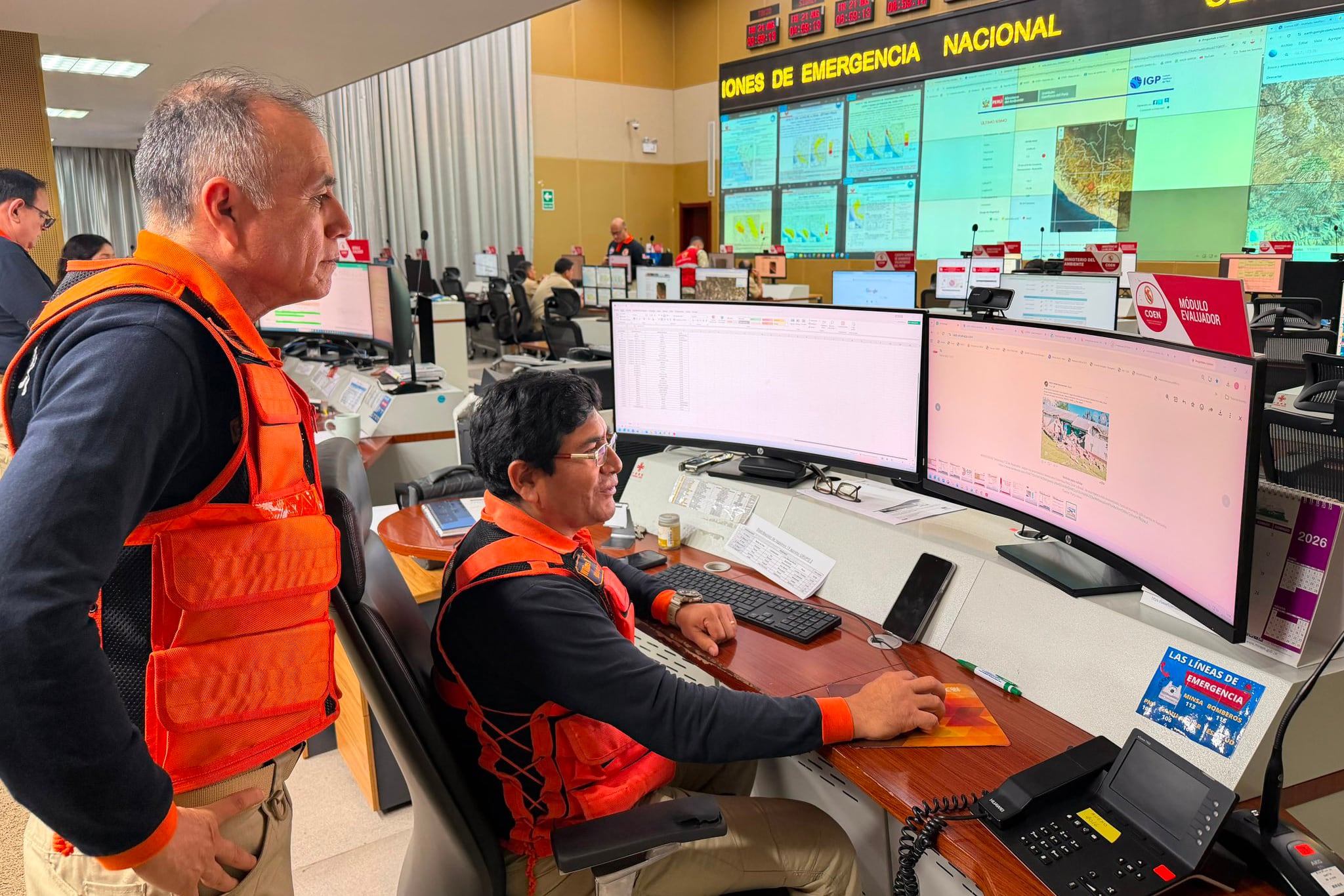 Fotografía tomada de la cuenta en X @indeciperu del Instituto Nacional de Defensa Civil de Perú (Indeci) en la que se observa al jefe del Indeci, Luis Enrique Vásquez (i), monitoreando lo ocurrido por el terremoto de magnitud 7,2 en la región andina de Ayacucho,en el sur de Perú. EFE/ @indeciperu